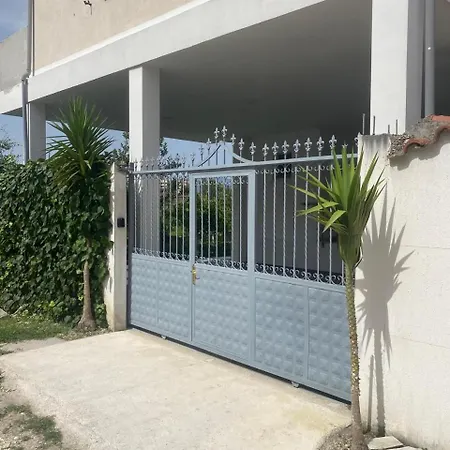 בית נופש Roni Vlorë